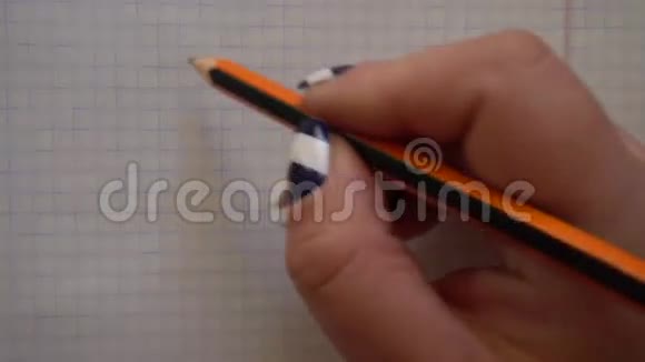 女人手在笔记本上用铅笔画一张笑脸视频的预览图
