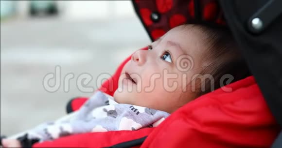 可爱的男孩在婴儿车厢里笑着开心的微笑视频的预览图