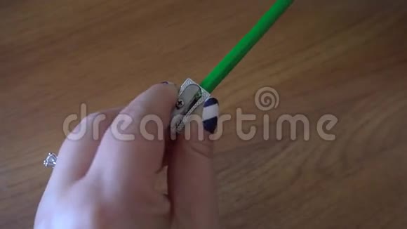 女人手磨削笔刀视频的预览图