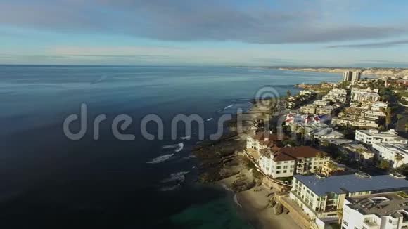 圣地亚哥的城市景观从一架直升机从海边拍摄视频的预览图