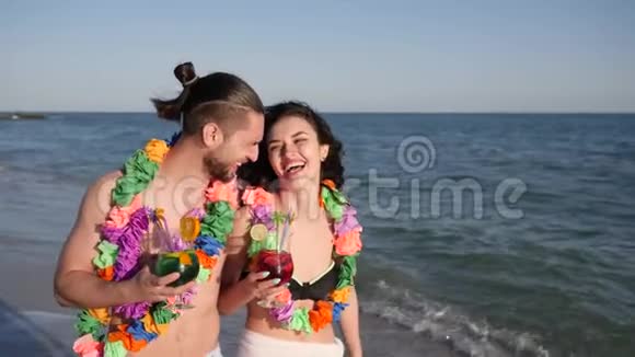 恋爱中的情侣牵手女孩的男人异国情调的度假背景海滩全景夏天慢动作视频的预览图