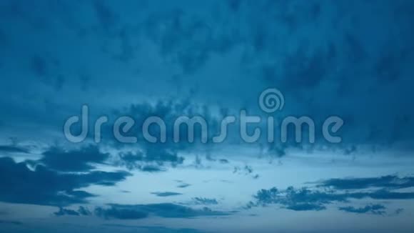 美丽的时光流逝视频云在美丽的蓝天中移动视频的预览图