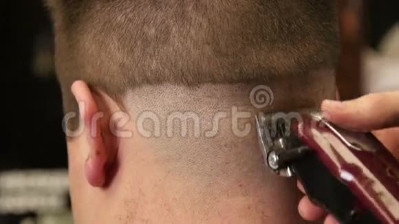 理发师用剪头发剪客户理发师的头发视频的预览图
