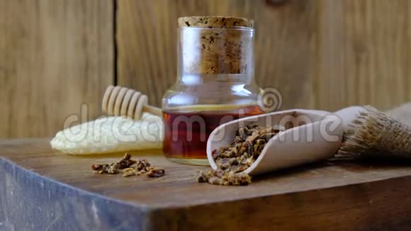 蜂胶酊一瓶蜂胶颗粒木勺一个医用制剂蜂胶蜂胶视频的预览图