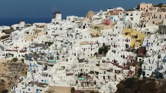 在希腊圣托里尼岛的奥亚岛上飞越著名的蓝色圆顶教堂视频的预览图