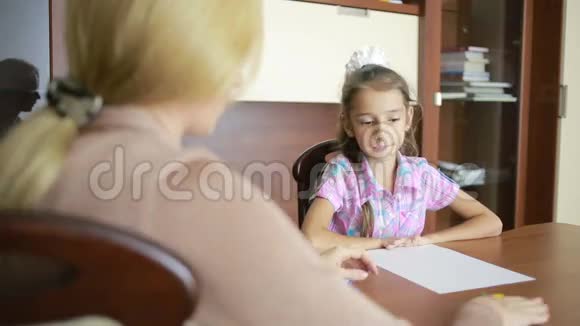 儿童心理学家和一个小女孩儿童心理辅导视频的预览图