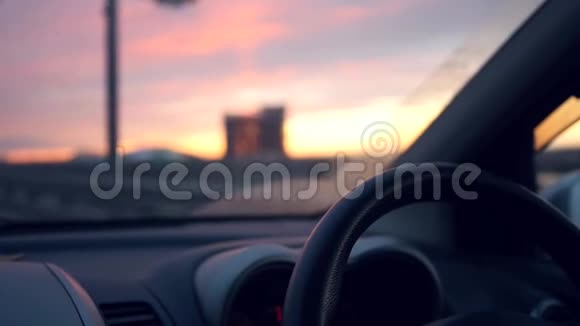 美丽的黄昏日落在路上从车窗高清1920x1080慢动作视频的预览图