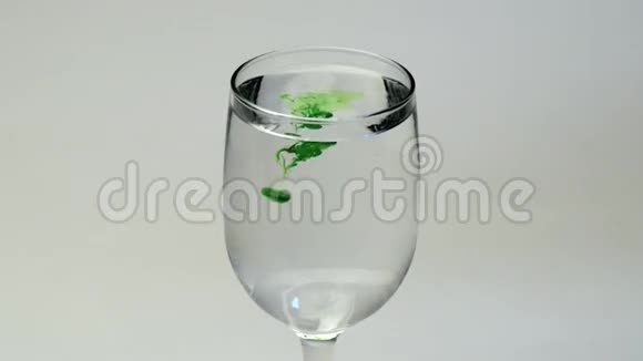 玻璃水中的绿色液滴视频的预览图