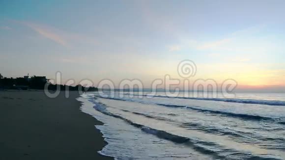 海滨日落地平线视野向右射击橙色的太阳在海洋日出时升起视频的预览图