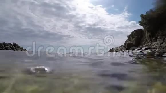 在水中一半的一半外用穹顶和GoPro制作的镜头视频的预览图