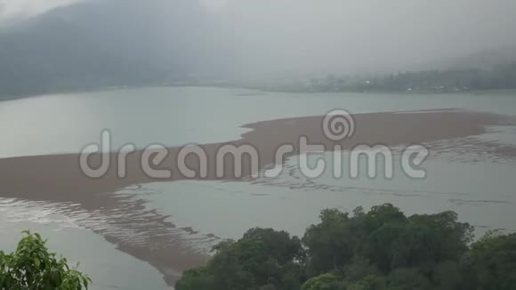 坦布林根湖上的观景台巴厘岛印度尼西亚视频的预览图