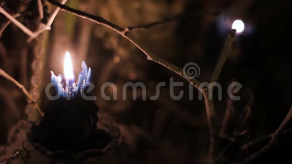 在婚礼装饰上点燃黑色蜡烛视频的预览图