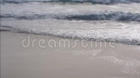印度洋的波浪在沙滩上缓慢运动视频的预览图