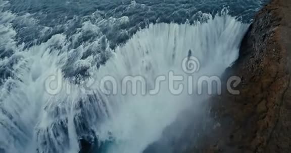 鸟瞰冰岛美丽如画的景观强大的瀑布海鸥落在山上视频的预览图