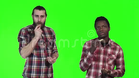两个男人在绿屏上吃炸薯条视频的预览图