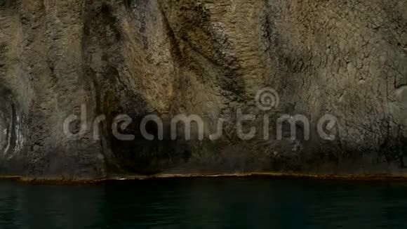 一座古老的绝迹水下火山的海岸岩石视频的预览图