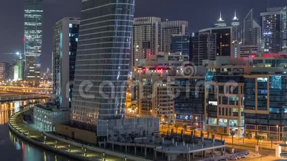 迪拜城市在运河附近的节奏视频的预览图