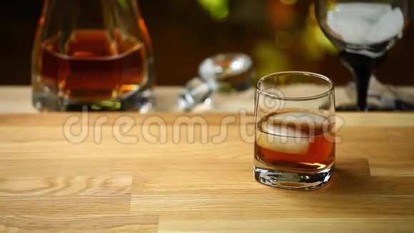 威士忌冰玻璃木桌金视频的预览图