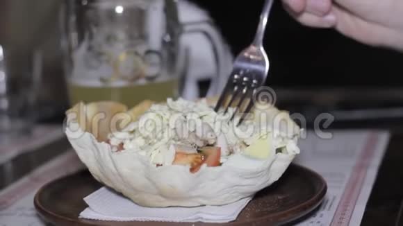 新鲜沙拉配鸡肉和蔬菜视频的预览图