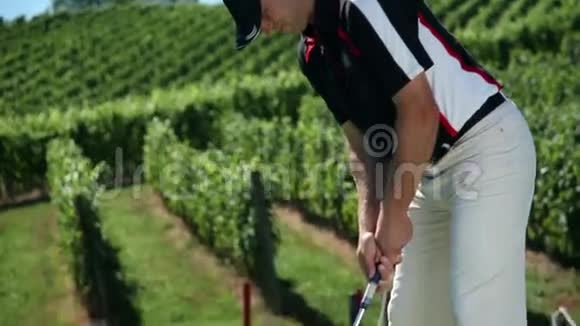 高尔夫球场上的特写镜头当一个高尔夫球手直接击向视频的预览图