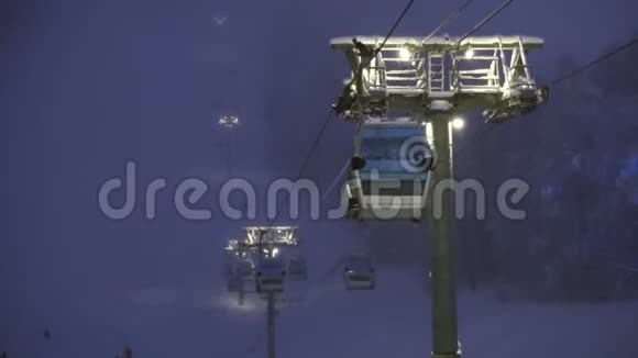 滑雪场缆车升降机晚上从山上滑雪视频的预览图