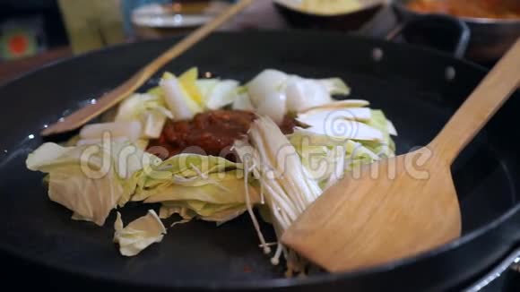 烧烤锅上有面条的韩国猪肉视频的预览图