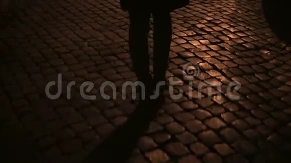 傍晚女性双脚穿着人行道穿过荒芜的街道视频的预览图