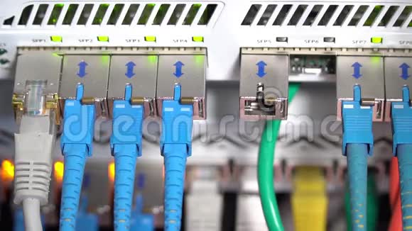 手动将电缆插入internet集线器视频的预览图