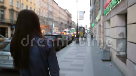 在街上看到一个女孩把她的头发倒回去背景模糊城市灯光汽车慢莫稳定射击视频的预览图