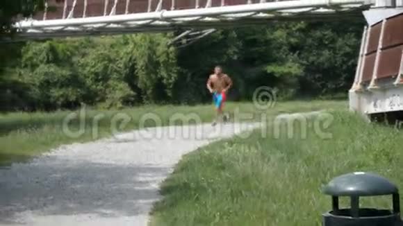 赤膊肌肉男在小径上慢跑视频的预览图
