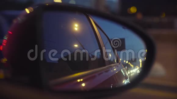 汽车后视镜的城市交通状况视频的预览图