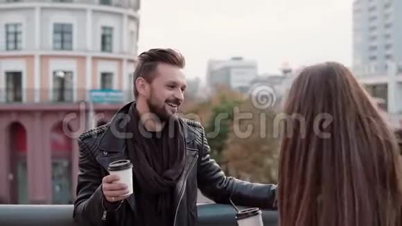 快乐的朋友玩得开心英俊的年轻人和漂亮的女孩快乐地笑着拿着外卖咖啡慢节奏视频的预览图
