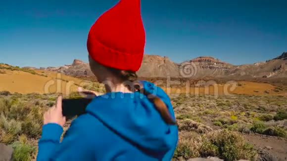 活跃的徒步旅行者女性徒步旅行在Teide国家公园并在智能手机上制作照片景观加那利群岛视频的预览图