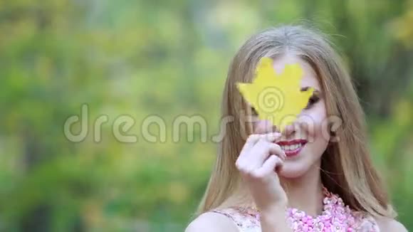 美丽的金发女郎彩色秋日肖像视频的预览图
