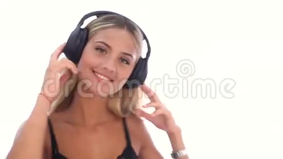 女人在耳机里听音乐然后摘下头孢视频的预览图