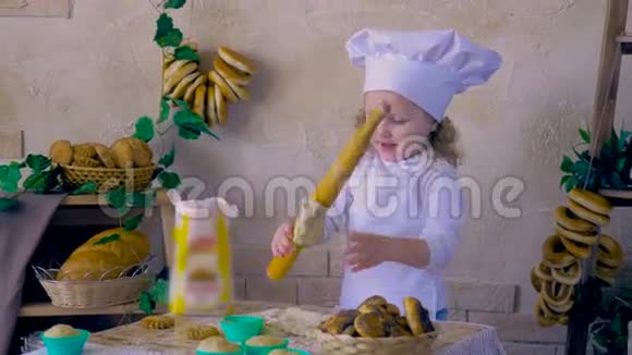 小女孩做饭在厨房装饰中玩面团视频的预览图
