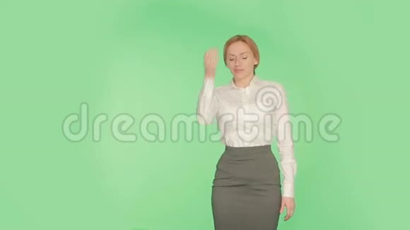 女孩绿色的背景一个恼怒的手势身体的语言Hromokey视频的预览图