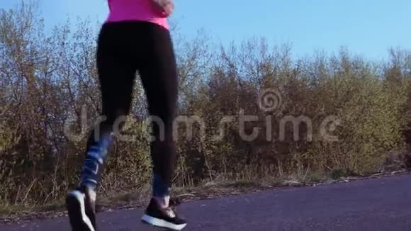 活泼的女孩在日出或日落时沿着河岸慢跑运动女性的健康生活方式理念视频的预览图