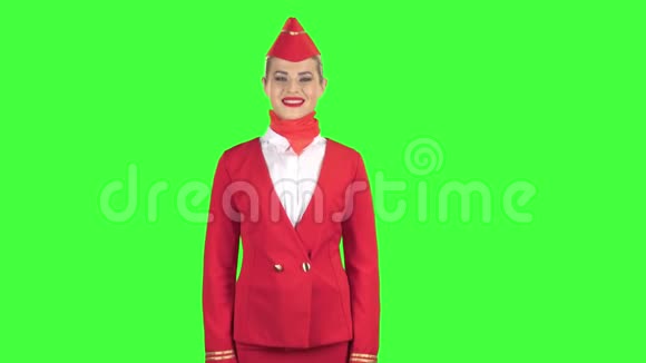 穿着红色西装的女乘务员微微调情绿色屏幕视频的预览图