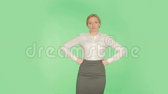 金发女孩被隔离了绿色背景语言身体双手放在臀部Hromokey视频的预览图