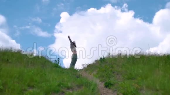 绿色的春风山上的女人美丽的多云的天空视频的预览图