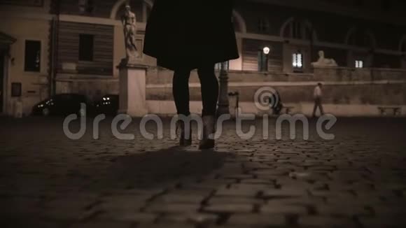 傍晚时分女性双脚在荒芜的街道上行走孤独的女人回家晚了视频的预览图