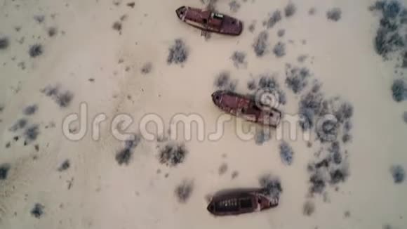 干湖和船只的空中射击视频的预览图