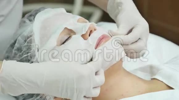 美容美发用刷子敷面膜水疗美容师应用面部清洁面膜视频的预览图