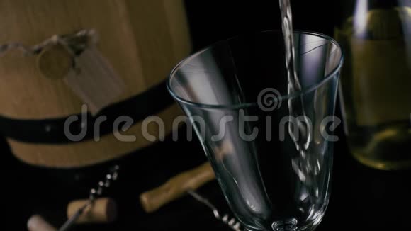 慢动作白葡萄酒倒入玻璃杯中滴出玻璃杯视频的预览图