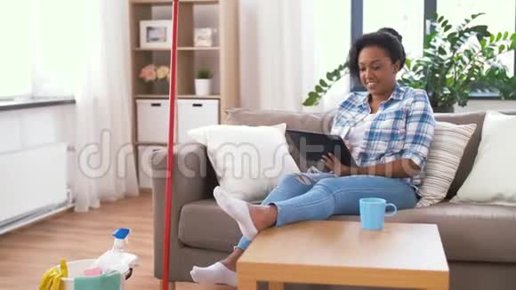 女用平板电脑在家清洁后休息视频的预览图
