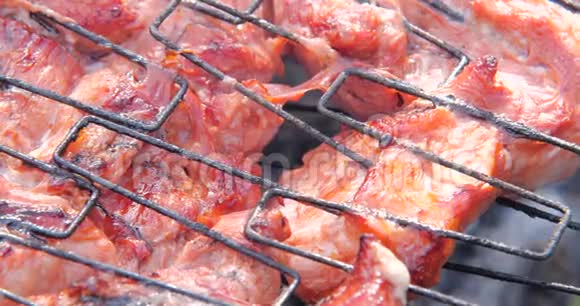 烧烤时烤的木桩一块肉视频的预览图