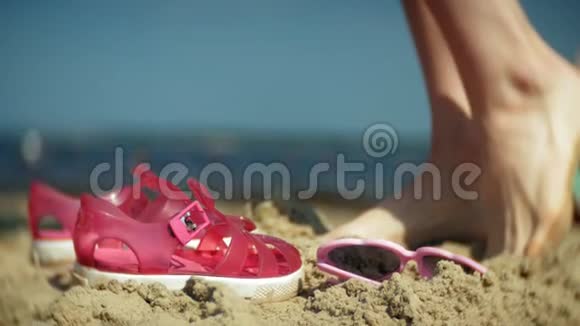 脚凉鞋眼镜海滩特写镜头视频的预览图