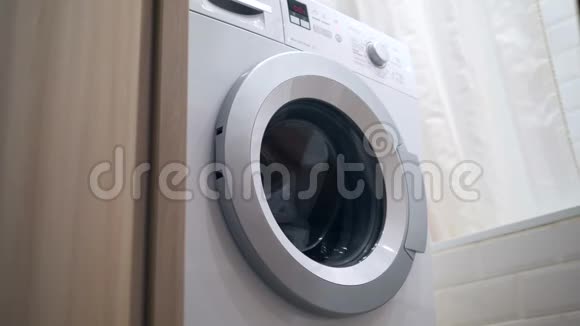 衣服在洗衣机里旋转4K视频的预览图