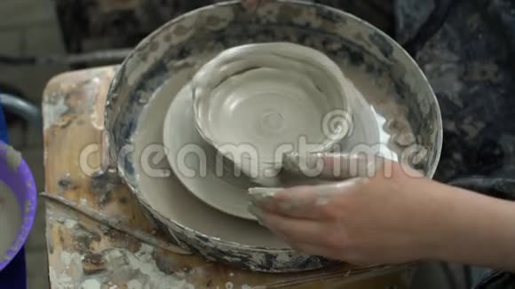 在教师的帮助下学生在车间制作陶瓷碗的顶部视图视频的预览图